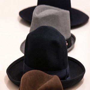Douarnenez : nouvelle boutique de chapeaux et linogravure
